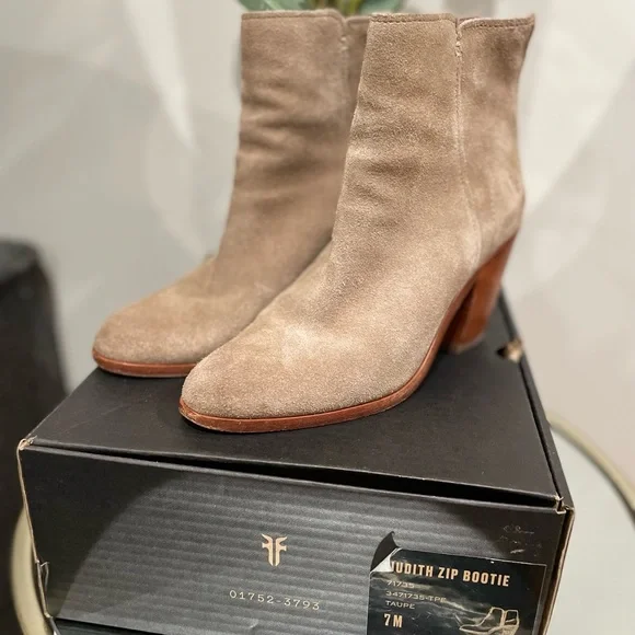 ✨FRYE WOMENS TAN SUEDE BOOTIE•SIZE 7✨ - Picture 1 of 10
